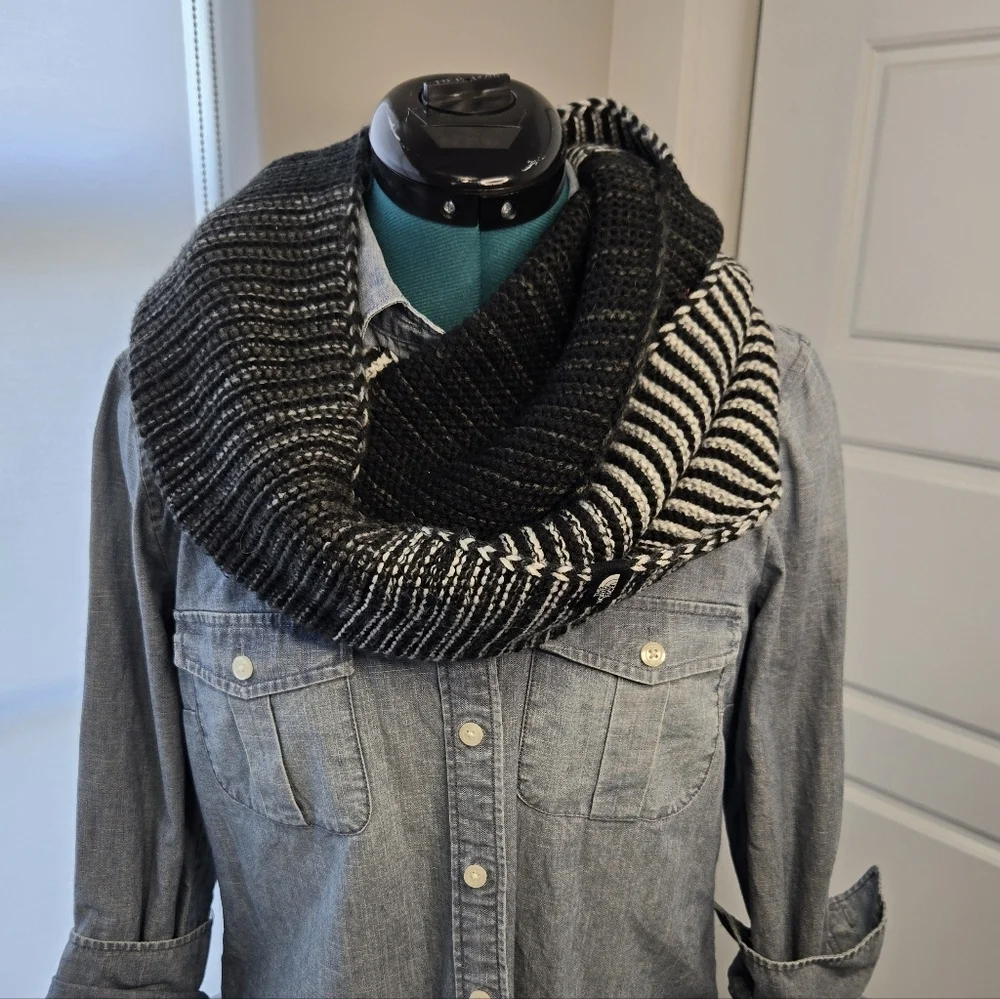 THE NORTH FACE BLACK WHITE GREY KNITWEAR INFINITY SCARF WOMEN OS WINTER COZY